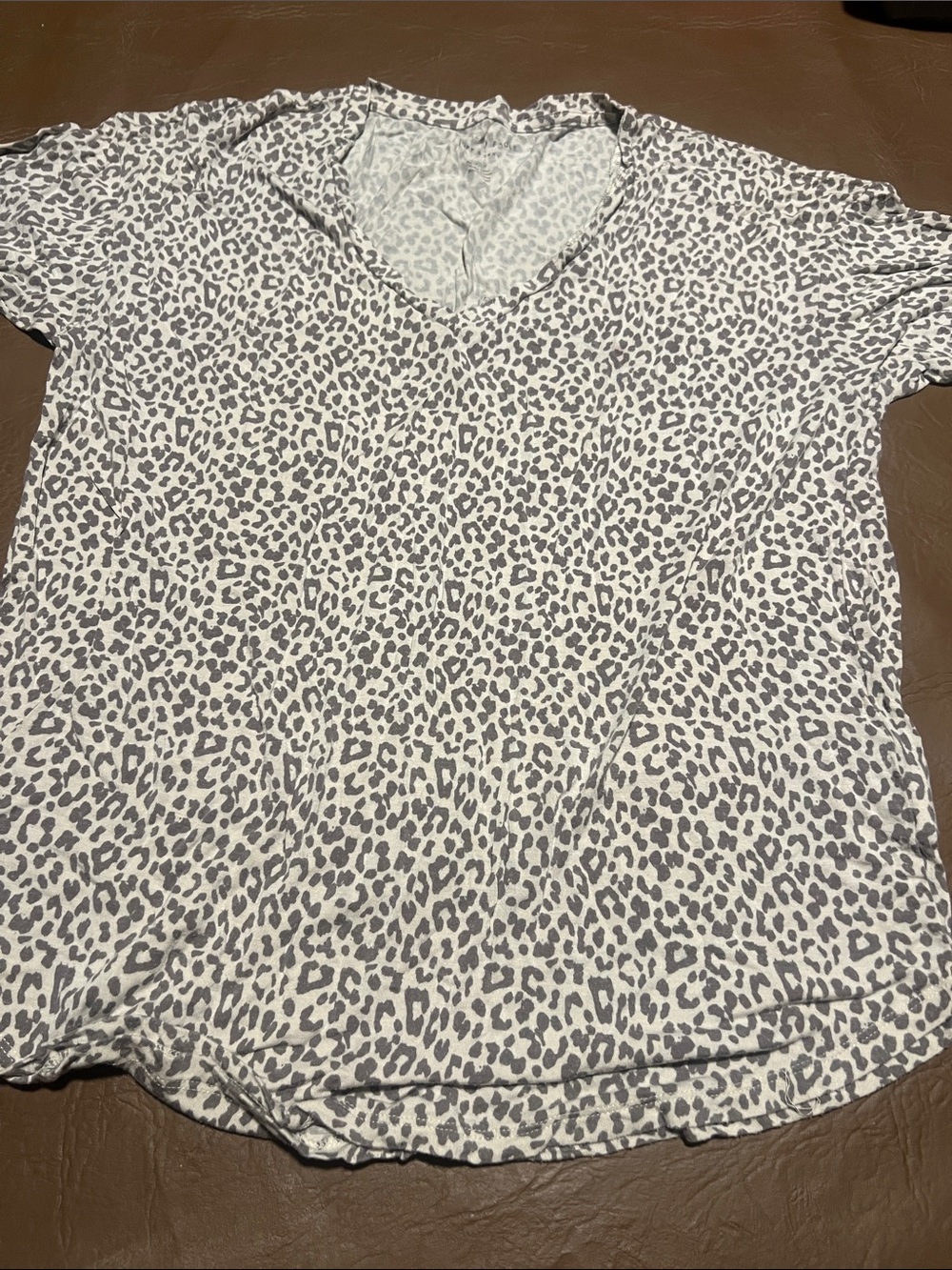 American Eagle Outfitters Short Sleeve V-Neck Leopard Print Top - White/Gray